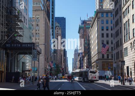 Le bâtiment 745 Fifth Avenue, la tour de l'église presbytérienne et les bâtiments historiques de Fifth Avenue, Midtown Manhattan, New York Banque D'Images