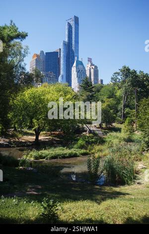 Le lac Pond à Central Park, One57, Trump parc et les gratte-ciel de West 59th Street, Midtown Manhattan, New York City Banque D'Images