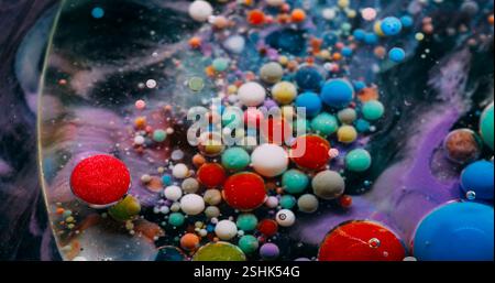 Renversement de bulles. Flux d'encre. Les gouttes de couleur d'huile explosent se dissolvant dans l'eau. Fond d'art abstrait flottant en mousse de pigment acrylique coloré. Banque D'Images
