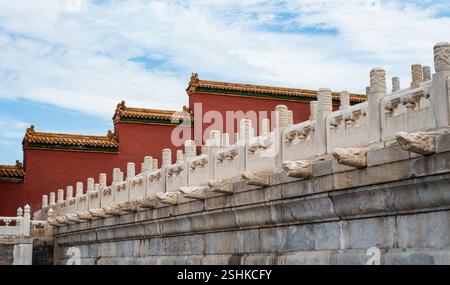 Murs rouges de la Cité interdite à Pékin, Chine et ancien système de drainage à l'est Banque D'Images