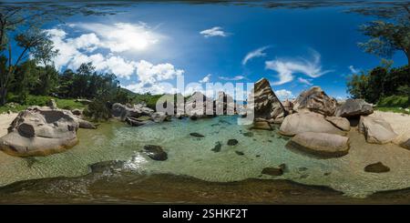 Lagon peu profond avec une eau cristalline entourée de gros rochers lisses et de verdure vibrante sous un soleil éclatant. La Digue, Seychelles. Vue à 360 degrés. Banque D'Images
