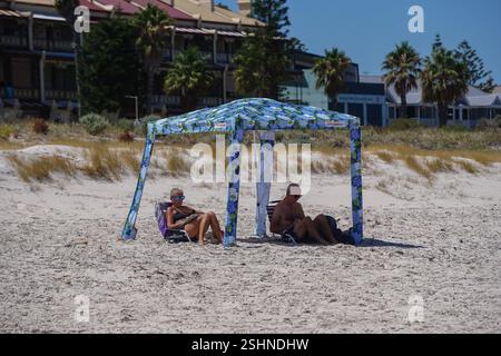 Adélaïde, Australie, 11 février 2025. Beachgoers shletering sous un gazebo de plage du soleil chaud dans la banlieue de Grange . Un avertissement de vague de chaleur « code rouge » a été émis pour les parties de l'Afrique du Sud dont les températures devraient atteindre 40 °c. Crédit. Amer Ghazzal/Alamy Live News Banque D'Images