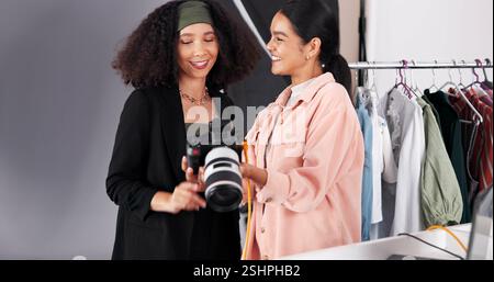 Personnes, appareil photo et planification pour photoshoot en studio, collaboration et instructions pour la prise de vue. Femmes, photographe et parler à styliste pour Banque D'Images