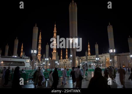 Médine, Arabie Saoudite - 3 juillet 2024 : pèlerins du Hadj et de l'Oumrah près de la mosquée du Prophète à Madinah, également connue sous le nom de Masjid Nabawi, Arabie Saoudite la nuit. Banque D'Images