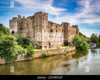 4 Juillet 2019 : Newark-on-Trent, Dorset, UK - Château de Newark et la rivière Trent en été. Banque D'Images