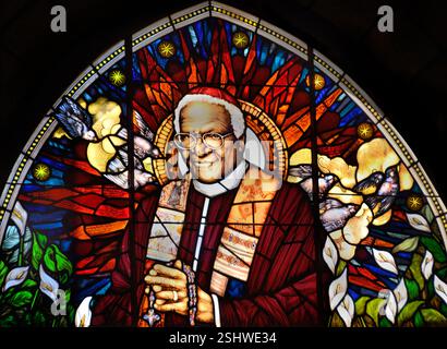 Desmond Tutu (né en 1931) militant sud-africain des droits sociaux et évêque anglican à la retraite qui a atteint une renommée mondiale dans les années 1980 en tant qu'opposant à l'apartheid. Afrique du Sud, Leaded Window , ( la cathédrale Saint-Georges est la cathédrale anglicane du Cap, en Afrique du Sud, et le siège de l'archevêque du Cap. La cathédrale de George est à la fois l'église métropolite de l'Église anglicane d'Afrique australe et une congrégation du diocèse du Cap.) Banque D'Images