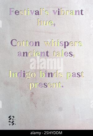 Teinte vibrante du festival, Cotton chuchote des contes anciens, Indigo lie le passé présent. La Guilde des écrivains d'argent de Rosalind Huntington. Art de Zsuzsa Szikra. Poésie Art Print, Triplumes est une forme poétique unique inspirée du haïku traditionnel, composée de trois lignes qui capturent des moments de clarté, d'émotion et de perspicacité. Dans notre collection, nous embrassons la liberté de la langue, où le mélange des mots et la suppression des traits d'Union est plus qu'un choix stylistique, c'est une façon de transmettre l'unité et la proximité entre les idées, créant une expression fluide et compacte qui résonne avec les rythmes de la vie moderne. Banque D'Images
