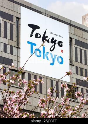 Tokyo Tokyo L'ancien rencontre le nouveau. Logo et slogan campagne touristique par le gouvernement métropolitain de Tokyo à Shinjuku, Tokyo. Sakura fleurit devant. Banque D'Images