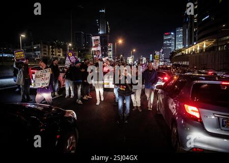 Tel Aviv, Israël. 10 février 2025.des manifestants israéliens marchent et bloquent l'autoroute Ayalon lors d'une manifestation à tel Aviv lundi 10 février 2025. Le Hamas a averti lundi qu'il reporterait la prochaine libération prévue de trois otages samedi, le président américain Donald Trump a déclaré que si le Hamas ne libère pas tous les otages restants de Gaza d'ici samedi midi, Israël devrait annuler le cessez-le-feu et «laisser l'enfer éclater». Photo par Eyal Warshavsky. Banque D'Images