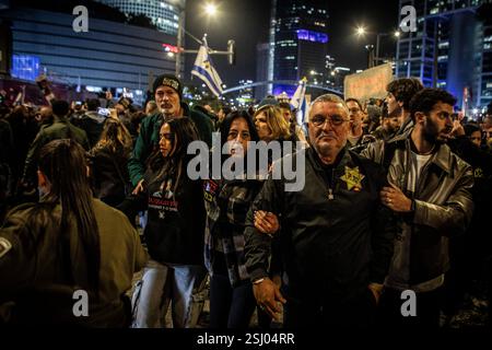 Tel Aviv, Israël. 10 février 2025.Einav Zangauker, centre, marche avec des manifestants lors d'une manifestation à tel Aviv lundi 10 février 2025. Le Hamas a averti lundi qu'il reporterait la prochaine libération prévue de trois otages samedi, le président américain Donald Trump a déclaré que si le Hamas ne libère pas tous les otages restants de Gaza d'ici samedi midi, Israël devrait annuler le cessez-le-feu et «laisser l'enfer éclater». Photo par Eyal Warshavsky. Banque D'Images