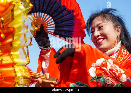 Comté de Luannan, Chine - 12 février 2025 : les gens vêtus de beaux costumes dansent le yangko pour célébrer le nouvel an chinois traditionnel. Banque D'Images
