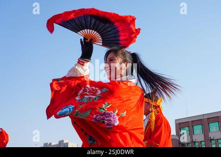 Comté de Luannan, Chine - 12 février 2025 : les gens vêtus de beaux costumes dansent le yangko pour célébrer le nouvel an chinois traditionnel. Banque D'Images