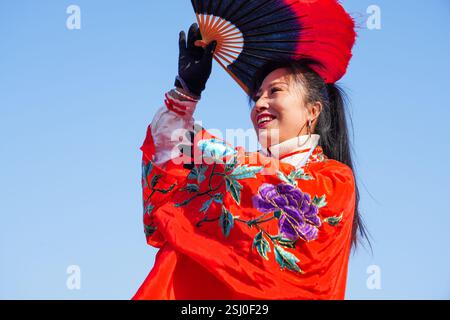 Comté de Luannan, Chine - 12 février 2025 : les gens vêtus de beaux costumes dansent le yangko pour célébrer le nouvel an chinois traditionnel. Banque D'Images