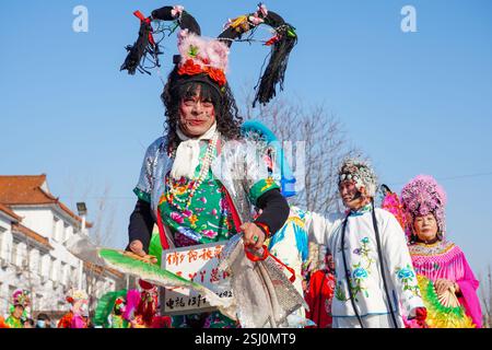 Comté de Luannan, Chine - 12 février 2025 : les gens vêtus de beaux costumes dansent le yangko pour célébrer le nouvel an chinois traditionnel. Banque D'Images