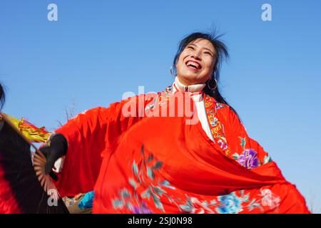 Comté de Luannan, Chine - 12 février 2025 : les gens vêtus de beaux costumes dansent le yangko pour célébrer le nouvel an chinois traditionnel. Banque D'Images