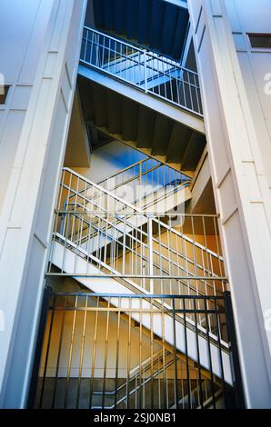 Escalier métallique dans le bâtiment. Gros plan Banque D'Images