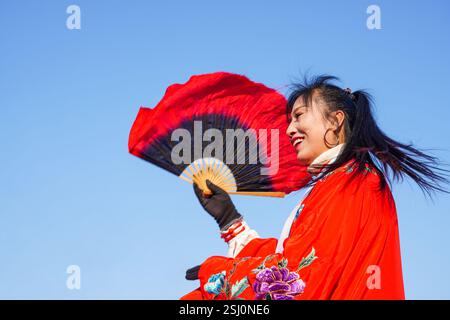 Comté de Luannan, Chine - 12 février 2025 : les gens vêtus de beaux costumes dansent le yangko pour célébrer le nouvel an chinois traditionnel. Banque D'Images