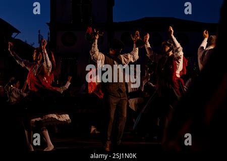 La tombée de la nuit rencontre la tradition alors que les jeunes danseurs folkloriques portugais célèbrent les Festas Gualterianas Banque D'Images