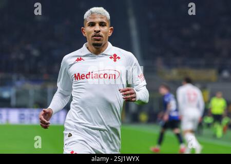 Dodo Domilson Cordeiro dos Santos de l'ACF Fiorentina vu lors de la Serie A 2024/25 match de football entre le FC Internazionale et l'ACF Fiorentina au stade San Siro Banque D'Images