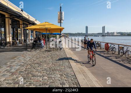 Promenade et piste cyclable le long de la rive de la Garonne avec pont Jacques Chaban-Delmas au loin, Bordeaux, Nouvelle-Aquitaine, France, E. Banque D'Images