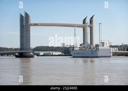 Canopée naviguant sous le pont Jacques Chaban-Delmas sur la Garonne, Bordeaux, Nouvelle-Aquitaine, France, Europe Banque D'Images