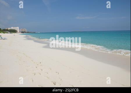 Plage. Sable blanc, eau turquoise, ciel clair. Escapade tropicale idyllique. Paradis trouvé aux Bahamas. Bahamas est l'endroit idéal pour se détendre et enjo Banque D'Images