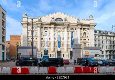 Milan, Italie. Palazzo Mezzanotte, siège de la bourse italienne et sculpture en marbre L.O.V.E. Banque D'Images