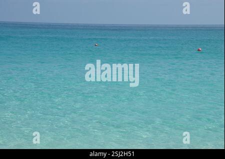 Océan. Eau turquoise calme avec de petites vagues. Bouées rouges au loin. Scène paisible évoque la tranquillité. Suggère l'immensité et la puissance de la nature. Bah Banque D'Images