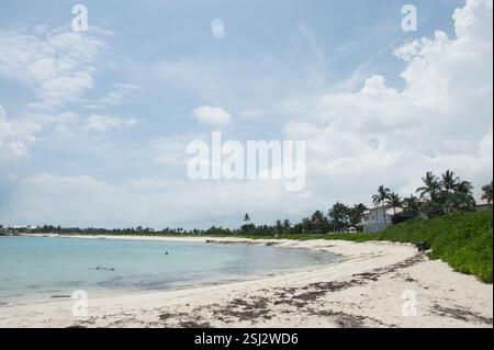 Plage. Sable blanc, eau turquoise, ciel bleu clair avec des nuages moelleux. Paradis tropical idyllique. Échapper à la réalité. Bahamas. Plage. Sable blanc, tur Banque D'Images