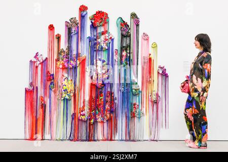 Londres, Royaume-Uni. 11 février 2025. Artiste Anne von Freyburg avec son œuvre 'Floral Arrangement 1 (d'après Jan van Huysum, nature morte), 2024. 'Fleurs - Flora in Contemporary Art & culture' propose des installations à grande échelle, des œuvres d'art originales, la photographie, la mode, des objets d'archives, et la conception graphique pour explorer l'influence continue des fleurs sur la créativité et l'expression humaine. Du 12 février au 5 mai. Crédit : Imageplotter/Alamy Live News Banque D'Images