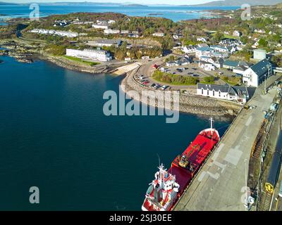 Kyle of Lochalsh Highland Scotland la ville face au Loch Alsh et vue sur le Plock à Badicaul Banque D'Images
