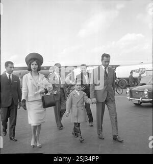 --- Gina Lollobrigida 1963 : Ankunft mit Sohn und Ehemann in Zürich-Kloten#Gina Lollobrigida 1963 : arrivée avec fils et mari à Zurich-Kloten Banque D'Images
