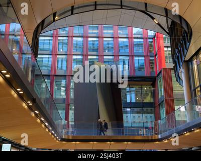 Couple sur la passerelle marcher devant la sculpture Fulcrum dans le centre de l'image Broadgate, City of London UK Banque D'Images