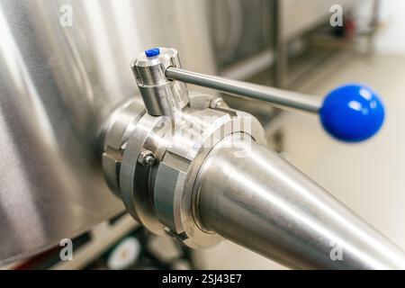 Appuyez ou basculez l'interrupteur sur un réservoir chromé en production. Photo de haute qualité Banque D'Images