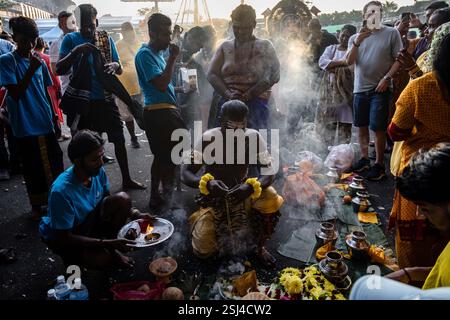 Kuala Lumpur, Selangor, Malaisie. 11 février 2025. Les dévots hindous malaisiens préparent leurs offrandes avant de se diriger vers le temple des grottes de Batu pour faire des offrandes pendant le festival de Thaipusam à l'extérieur de Kuala Lumpur, en Malaisie, le 11 février 2025. Thaipusam est un festival hindou célébré principalement par la communauté tamoule. Les dévots prient et font des vœux, et quand les prières sont exaucées, ils accomplissent les vœux en perçant des parties de leur corps telles que leurs joues, langues et dos avant de porter un «Kavadi» ou pots de lait sur un voyage de quatre kilomètres de foi. (Crédit image : © Mohd Daud/ZUMA P Banque D'Images
