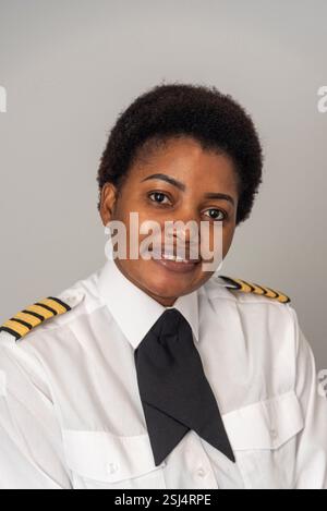 Hampshire Angleterre Royaume-Uni. 26.01.2025. Portrait d’une pilote africaine célébrant les femmes dans l’aviation. Banque D'Images