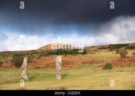Une paire de pierres debout connue sous le nom de Pipers sur Bodmin Moor près du village de Minions en Cornouailles au Royaume-Uni. À l'arrière-plan se trouve Stowe's Hill. Banque D'Images