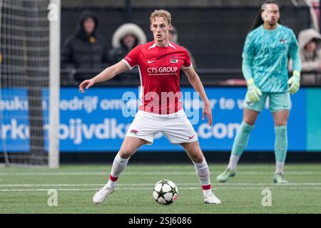 Alkmaar, pays-Bas. 11 février 2025. ALKMAAR, PAYS-BAS - 11 FÉVRIER : Joeri Oud de l'AZ Alkmaar U19 regarde le match de l'UEFA Youth League Round of 32 entre l'AZ Alkmaar U19 et le SL Benfica U19 au AZ Training Centre Wijdewormer le 11 février 2025 à Alkmaar, pays-Bas. (Photo de Ed van de Pol/Orange Pictures) crédit : Orange pics BV/Alamy Live News Banque D'Images