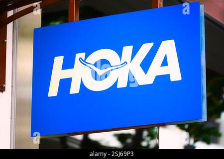 Honolulu, HI - Jan. 22, 2025 : Deckers Brands Hoka One One, populaire américain sportswear et chaussures sneaker Company signe de logo d'entreprise au magasin de détail Banque D'Images