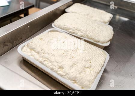 Maturation du fromage mozzarella italien. Gros plan. Photo de haute qualité Banque D'Images
