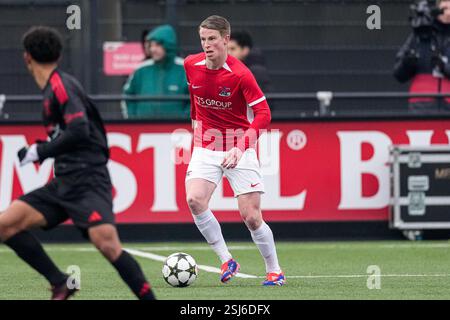 Alkmaar, pays-Bas. 11 février 2025. ALKMAAR, PAYS-BAS - 11 FÉVRIER : Kasper Boogaard de l'AZ Alkmaar U19 dribble lors du match de l'UEFA Youth League Round of 32 entre l'AZ Alkmaar U19 et le SL Benfica U19 au AZ Training Centre Wijdewormer le 11 février 2025 à Alkmaar, pays-Bas. (Photo de Ed van de Pol/Orange Pictures) crédit : Orange pics BV/Alamy Live News Banque D'Images