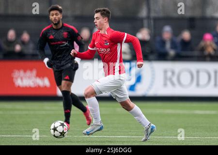 Alkmaar, pays-Bas. 11 février 2025. ALKMAAR, PAYS-BAS - 11 FÉVRIER : Bohdan Budko de l'AZ Alkmaar U19 dribble lors du match de l'UEFA Youth League Round of 32 entre l'AZ Alkmaar U19 et le SL Benfica U19 au AZ Training Centre Wijdewormer le 11 février 2025 à Alkmaar, pays-Bas. (Photo de Ed van de Pol/Orange Pictures) crédit : Orange pics BV/Alamy Live News Banque D'Images