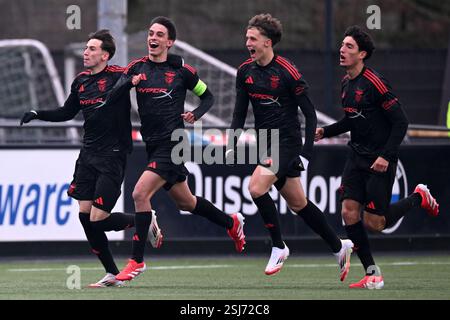 WIJDEWORMER - SL Benfica Juniors célèbre le but de Joao Rego de SL Benfica Juniors (2l) lors du match de l'UEFA Youth League entre l'AZ Alkmaar O19 et le SL Benfica Juniors O19 au complexe d'entraînement AFAS le 11 février 2025 à Wijdewormer pays-Bas. ANP | Hollandse Hoogte | GERRIT VAN KEULEN Banque D'Images