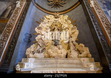 Vérone, Italie. Intérieur de Basilica di Santa Anastasia Banque D'Images