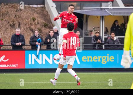 Alkmaar, pays-Bas. 11 février 2025. ALKMAAR, PAYS-BAS - 11 FÉVRIER : Wassim Bouziane de l'AZ Alkmaar U19 célèbre le but lors du match de l'UEFA Youth League Round of 32 entre l'AZ Alkmaar U19 et le SL Benfica U19 au AZ Training Centre Wijdewormer le 11 février 2025 à Alkmaar, pays-Bas. (Photo de Ed van de Pol/Orange Pictures) crédit : Orange pics BV/Alamy Live News Banque D'Images