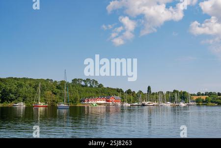 Voiliers, port de plaisance et hôtel à Dyvig Bay, une crique d'ALS Sund, ALS Island, Danemark du Sud Banque D'Images