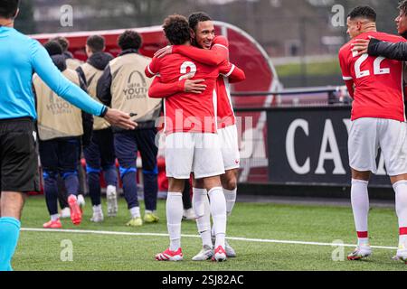 Alkmaar, pays-Bas. 11 février 2025. ALKMAAR, PAYS-BAS - 11 FÉVRIER : Anthony Smits de l'AZ Alkmaar U19, Elijah Dijkstra de l'AZ Alkmaar U19 Hug lors du match de la Ligue des jeunes de l'UEFA de 32 entre l'AZ Alkmaar U19 et le SL Benfica U19 au Centre d'entraînement AZ Wijdewormer le 11 février 2025 à Alkmaar, pays-Bas. (Photo de Ed van de Pol/Orange Pictures) crédit : Orange pics BV/Alamy Live News Banque D'Images