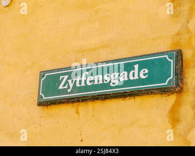 Panneau historique vert de nom de rue sur le mur jaune à Zytfensgade, vieille ville de Dragør, île d'Amager, région de la capitale, Danemark Banque D'Images