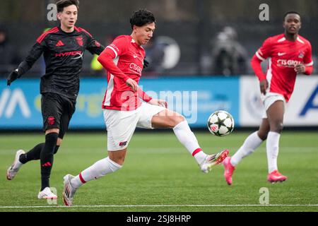 Alkmaar, pays-Bas. 11 février 2025. ALKMAAR, PAYS-BAS - 11 FÉVRIER : Julian Oerip de l'AZ Alkmaar U19 dribble lors du match de l'UEFA Youth League Round of 32 entre l'AZ Alkmaar U19 et le SL Benfica U19 au AZ Training Centre Wijdewormer le 11 février 2025 à Alkmaar, pays-Bas. (Photo de Ed van de Pol/Orange Pictures) crédit : Orange pics BV/Alamy Live News Banque D'Images
