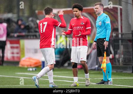 Alkmaar, pays-Bas. 11 février 2025. ALKMAAR, PAYS-BAS - 11 FÉVRIER : Bohdan Budko de l'AZ Alkmaar U19, Hessel de Wit de l'AZ Alkmaar U19 lors du match UEFA Youth League Round of 32 entre l'AZ Alkmaar U19 et le SL Benfica U19 au Centre d'entraînement AZ Wijdewormer le 11 février 2025 à Alkmaar, pays-Bas. (Photo de Ed van de Pol/Orange Pictures) crédit : Orange pics BV/Alamy Live News Banque D'Images